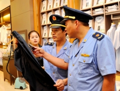 濮阳工商局专业分局在服装商场进行商标等专业检查